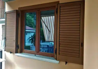 modello-iris-con-stecche-orientabili-e-legno modello-iris-con-stecche-orientabili-e-legno