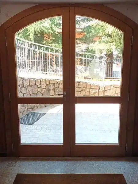 porta-di-ingresso-in-legno-a-milano